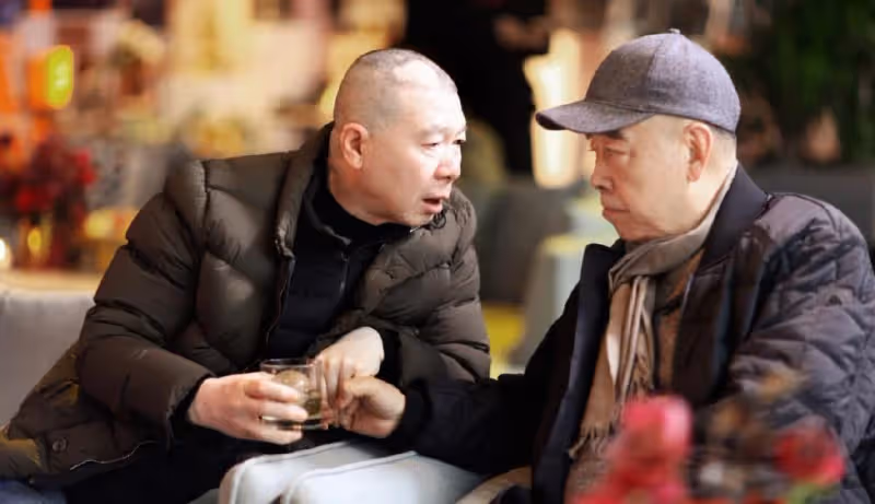 何平追思會舉行，張藝謀陳凱歌馮小剛等齊聚，唱《朋友》溫情送別