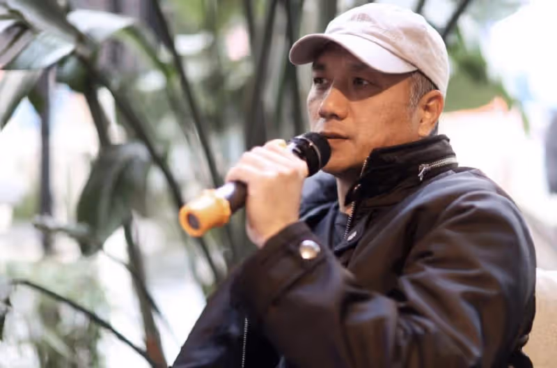 何平追思會舉行，張藝謀陳凱歌馮小剛等齊聚，唱《朋友》溫情送別