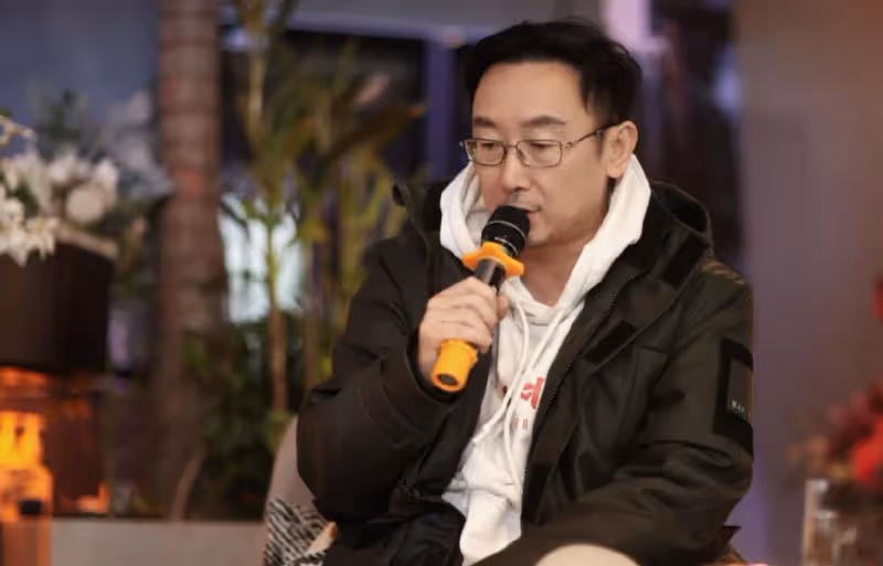 何平追思會舉行，張藝謀陳凱歌馮小剛等齊聚，唱《朋友》溫情送別
