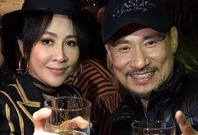 劉嘉玲曬與張學友合影互相拌嘴，61歲張學友久違現身，鬚髮斑白