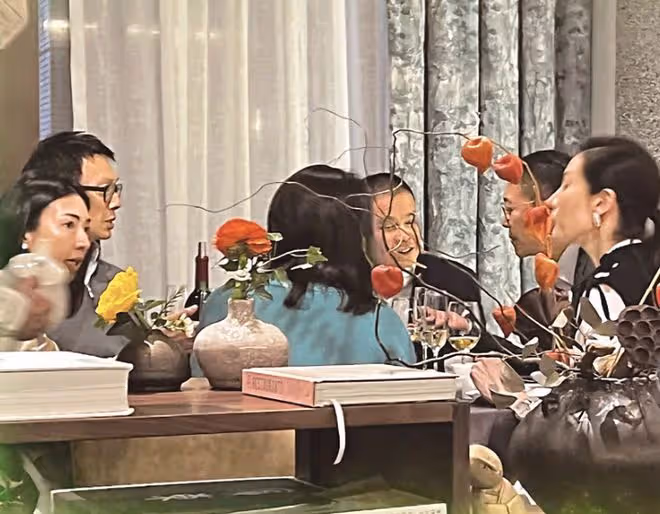 李嘉欣出席飯局,獲富豪闊太們起立相迎,盡顯百億豪門女主人地位