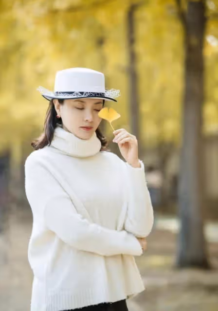 45歲主持人劉芳菲近況曝光!穿衣樸素狀態好,播音腔夢回央視春晚