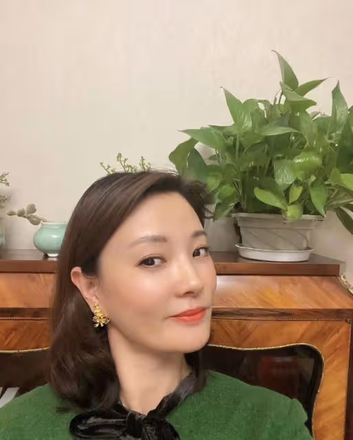 45歲主持人劉芳菲近況曝光!穿衣樸素狀態好,播音腔夢回央視春晚
