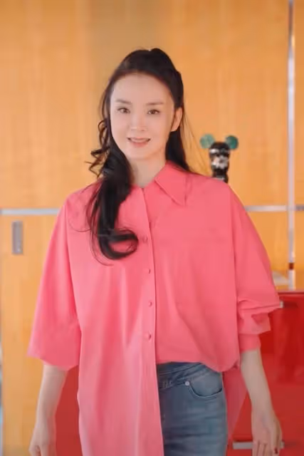 王艷曬照慶49歲生日,身旁未見老公身影,狀態輕鬆未受風波影響