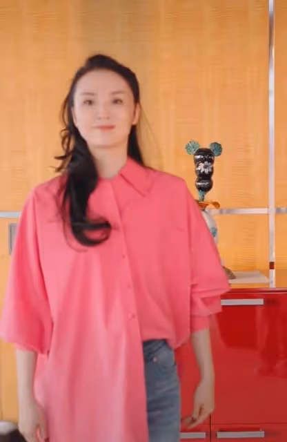 王艷曬照慶49歲生日,身旁未見老公身影,狀態輕鬆未受風波影響
