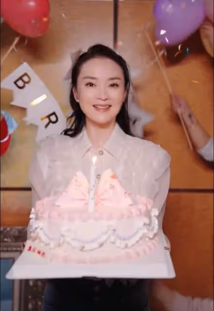 王艷曬照慶49歲生日,身旁未見老公身影,狀態輕鬆未受風波影響