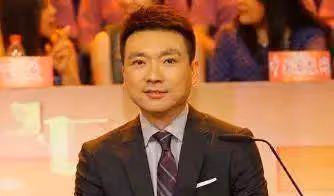 曾是著名主持人,主持過春晚與董卿相戀,現如今56歲風光不在