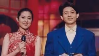 曾是著名主持人,主持過春晚與董卿相戀,現如今56歲風光不在