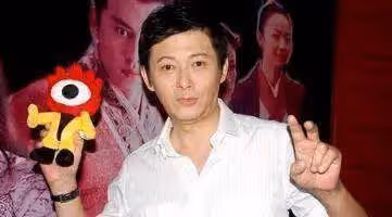 曾是著名主持人,主持過春晚與董卿相戀,現如今56歲風光不在