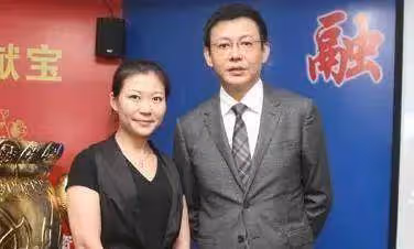 曾是著名主持人,主持過春晚與董卿相戀,現如今56歲風光不在