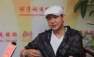 曾是著名主持人,主持過春晚與董卿相戀,現如今56歲風光不在
