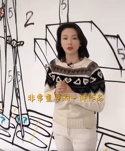 45歲央視主持劉芳菲近況釋出!打扮低調狀態好,面色紅潤氣質優雅