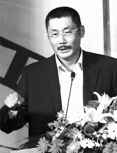 知名導演何平追思會舉行,馮小剛陳凱歌等大咖參加,劉儀偉任主持
