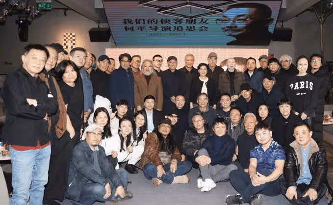 知名導演何平追思會舉行,馮小剛陳凱歌等大咖參加,劉儀偉任主持