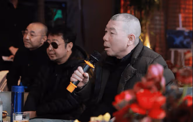 知名導演何平追思會舉行,馮小剛陳凱歌等大咖參加,劉儀偉任主持