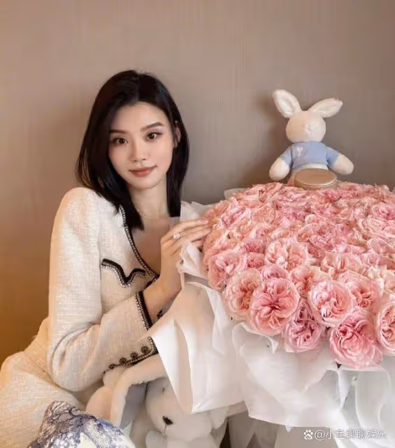 奚夢瑤提前過情人節,收到何猷君的花心情好,手上大顆鑽戒超搶眼