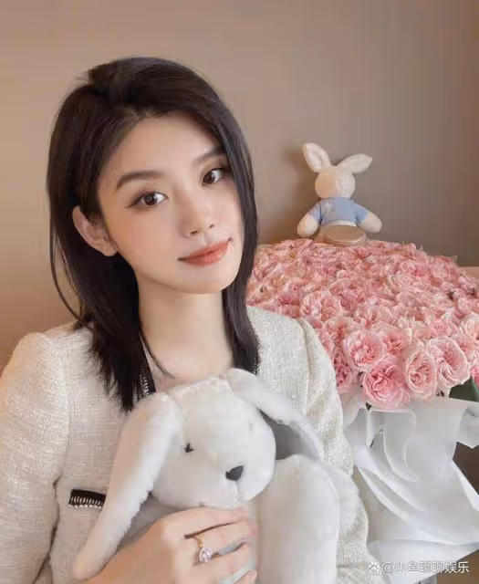 奚夢瑤提前過情人節,收到何猷君的花心情好,手上大顆鑽戒超搶眼