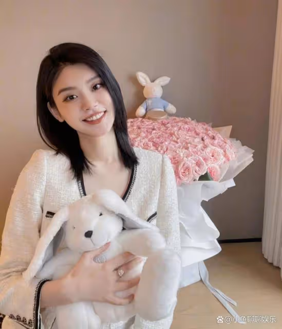 奚夢瑤提前過情人節,收到何猷君的花心情好,手上大顆鑽戒超搶眼