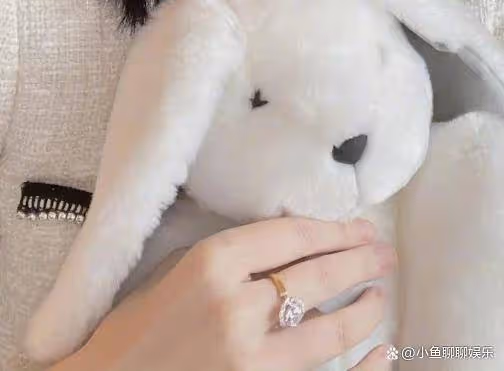 奚夢瑤提前過情人節，收到何猷君的花心情好，手上大顆鑽戒超搶眼