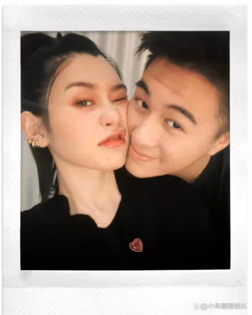 奚夢瑤提前過情人節，收到何猷君的花心情好，手上大顆鑽戒超搶眼