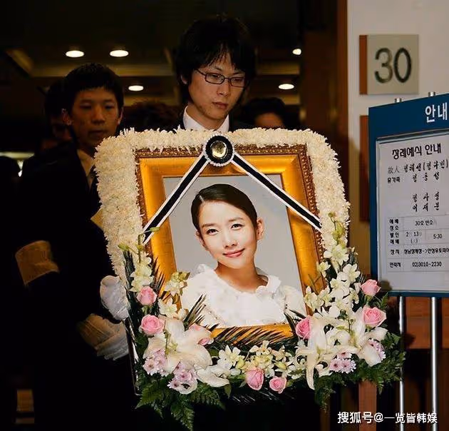 鄭多彬已去世10周年 親人為其舉辦冥婚被質疑 出演那小子真帥走紅