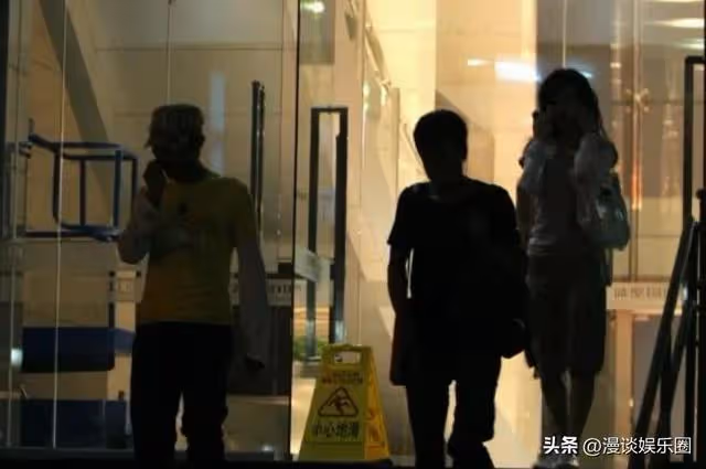 李菲兒曬柯基臀半裸照,身材性感黃曉明懊悔,網友:這也太暴露了