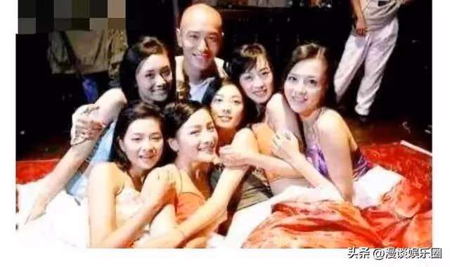 李菲兒曬柯基臀半裸照,身材性感黃曉明懊悔,網友:這也太暴露了