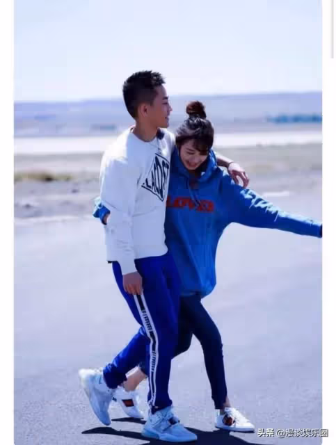 李菲兒曬柯基臀半裸照,身材性感黃曉明懊悔,網友:這也太暴露了