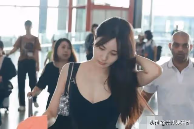 李菲兒曬柯基臀半裸照,身材性感黃曉明懊悔,網友:這也太暴露了