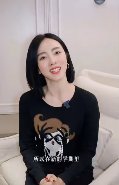 36歲李思思度假近2月回北京!剪短髮身材豐腴,疑懷三胎退居幕後