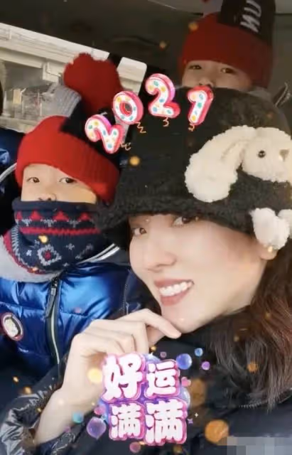 36歲李思思度假近2月回北京!剪短髮身材豐腴,疑懷三胎退居幕後