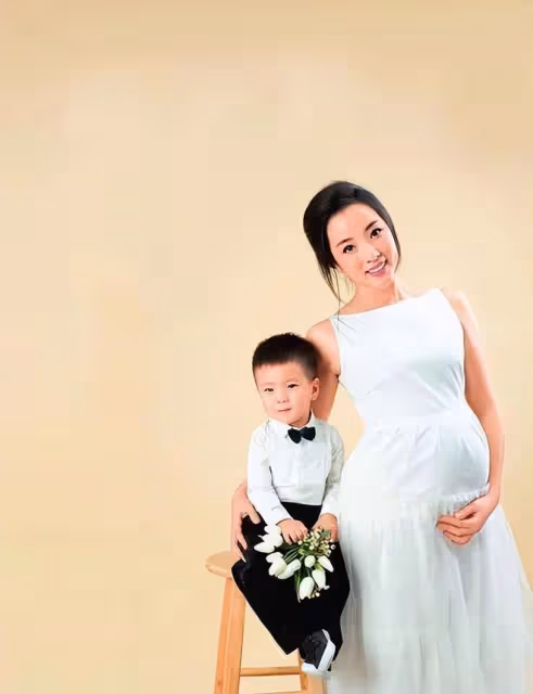 36歲李思思度假近2月回北京!剪短髮身材豐腴,疑懷三胎退居幕後