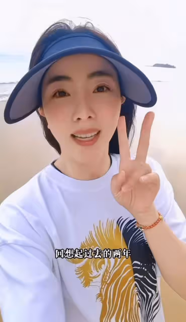 36歲李思思度假近2月回北京!剪短髮身材豐腴,疑懷三胎退居幕後