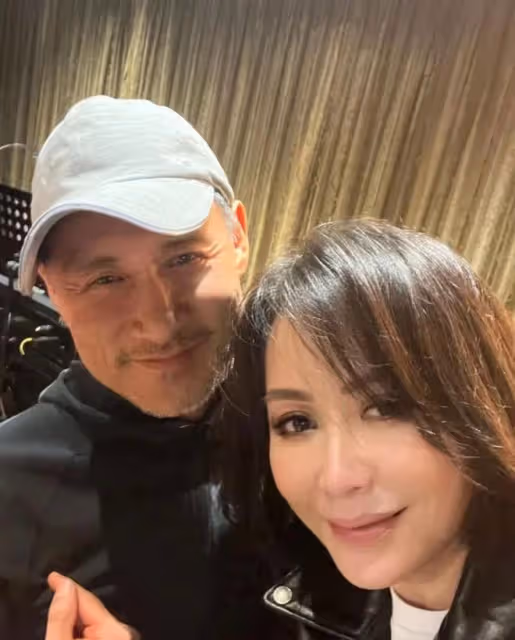 58歲劉嘉玲曬度假照,秀美腿身材凹凸有致,皮膚白皙似凍齡