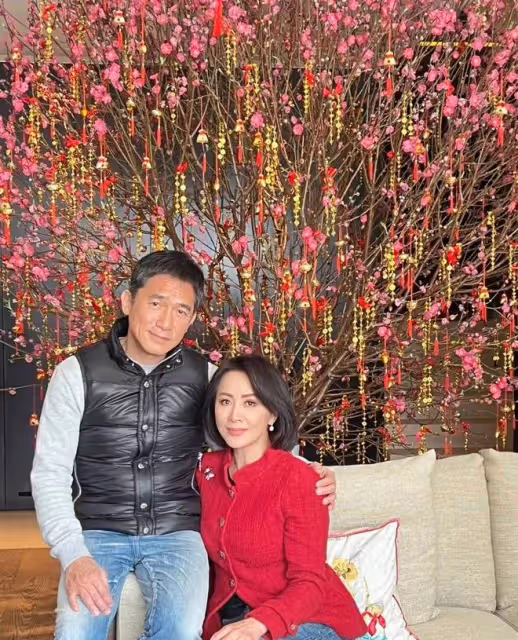 58歲劉嘉玲曬度假照,秀美腿身材凹凸有致,皮膚白皙似凍齡