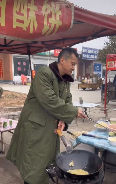 戲骨李嘉明路邊擺攤賣炒麵!穿百元軍大衣接地氣,無戲可拍回農村