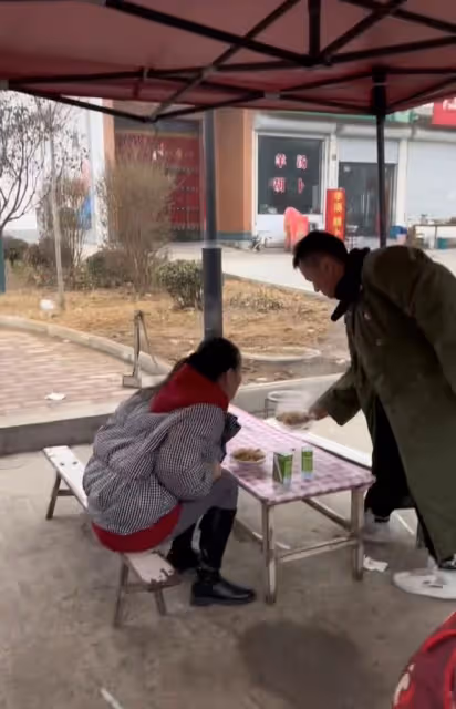 戲骨李嘉明路邊擺攤賣炒麵!穿百元軍大衣接地氣,無戲可拍回農村