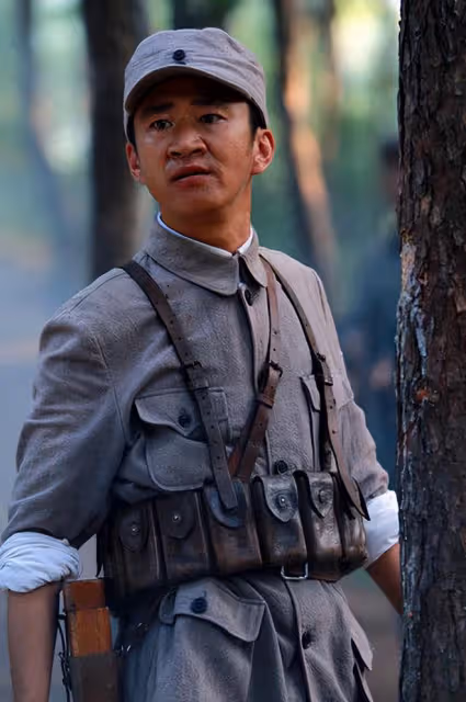 戲骨李嘉明路邊擺攤賣炒麵!穿百元軍大衣接地氣,無戲可拍回農村