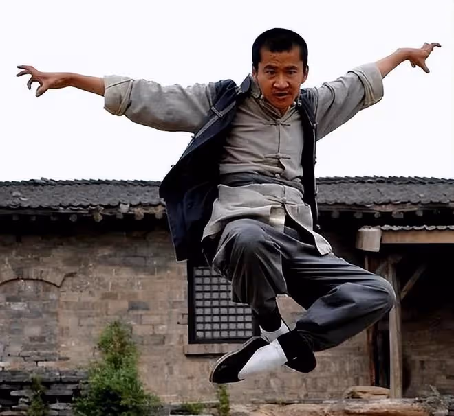 戲骨李嘉明路邊擺攤賣炒麵!穿百元軍大衣接地氣,無戲可拍回農村