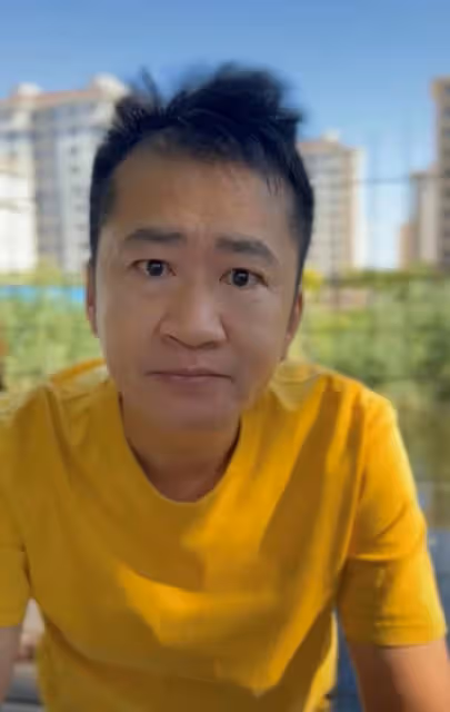 戲骨李嘉明路邊擺攤賣炒麵!穿百元軍大衣接地氣,無戲可拍回農村