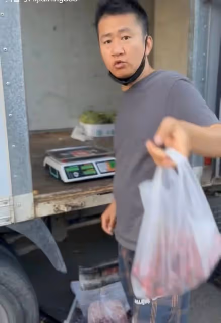 戲骨李嘉明路邊擺攤賣炒麵!穿百元軍大衣接地氣,無戲可拍回農村