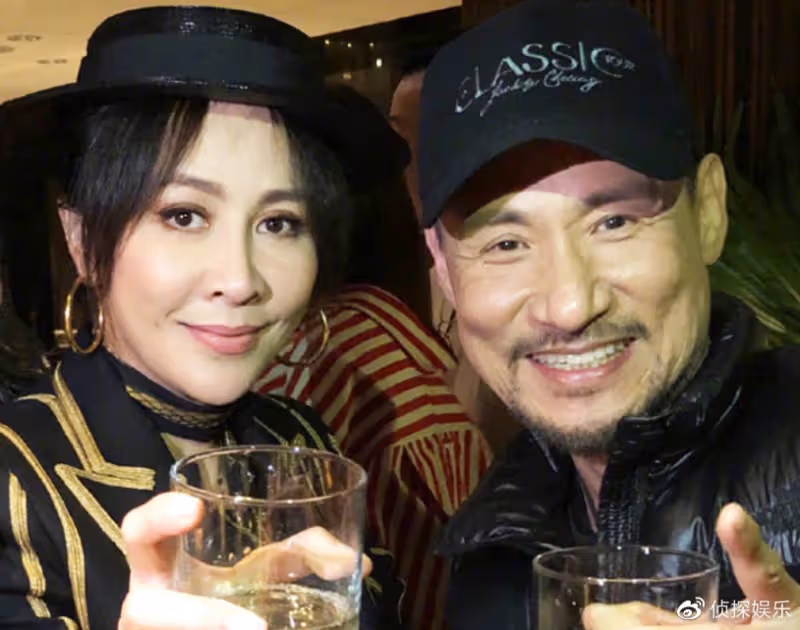 劉嘉玲曬與張學友合照,61歲歌神鬍子花白顯蒼老,兩人同框差距大