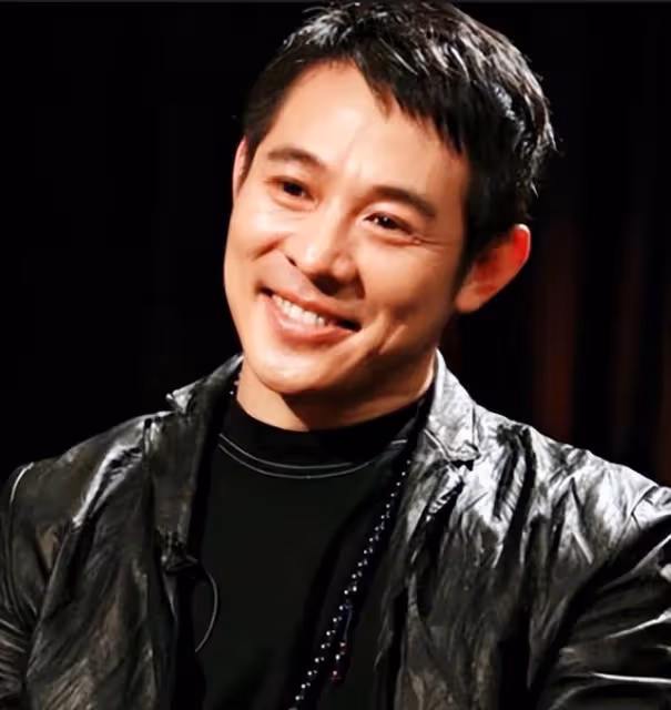 功夫明星李連杰發布會上緊急竄稀,最後靠「犧牲」衣服解決