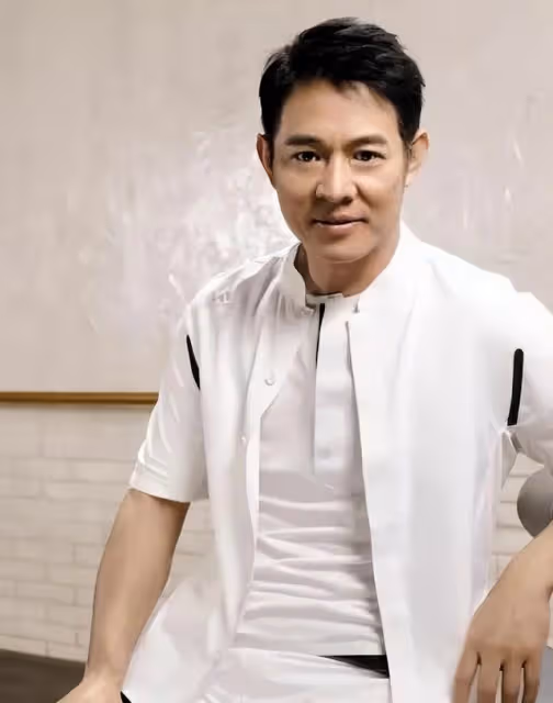 功夫明星李連杰發布會上緊急竄稀,最後靠「犧牲」衣服解決