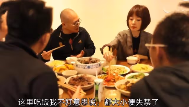 功夫明星李連杰發布會上緊急竄稀,最後靠「犧牲」衣服解決