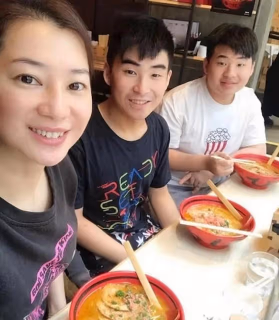 罕曬合照!前港姐感激兒子支持再婚組新家,攜兩子改嫁豪門成闊太