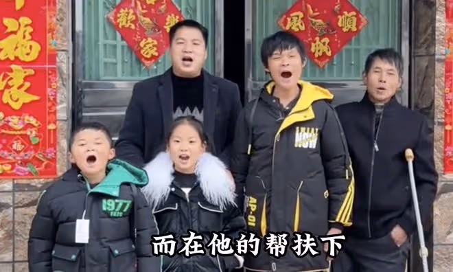 小馬雲父親與表哥和解,喝酒握手再度合作,小馬雲坐一旁只顧乾飯