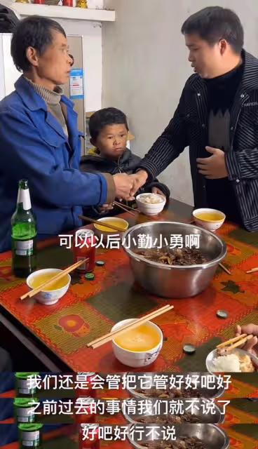 小馬雲父親與表哥和解,喝酒握手再度合作,小馬雲坐一旁只顧乾飯