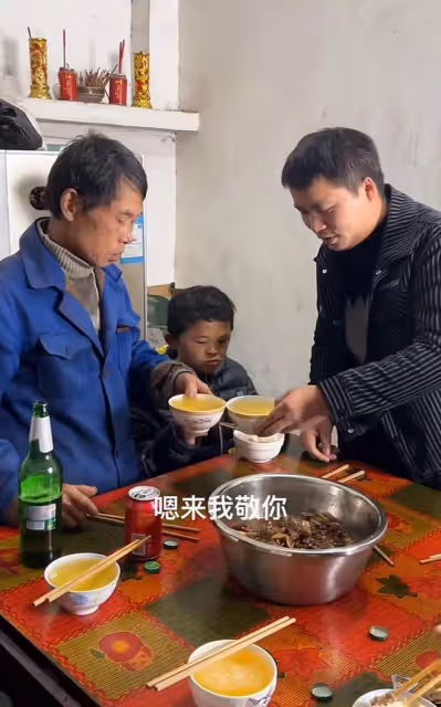 小馬雲父親與表哥和解,喝酒握手再度合作,小馬雲坐一旁只顧乾飯