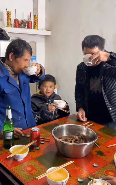 小馬雲父親與表哥和解,喝酒握手再度合作,小馬雲坐一旁只顧乾飯